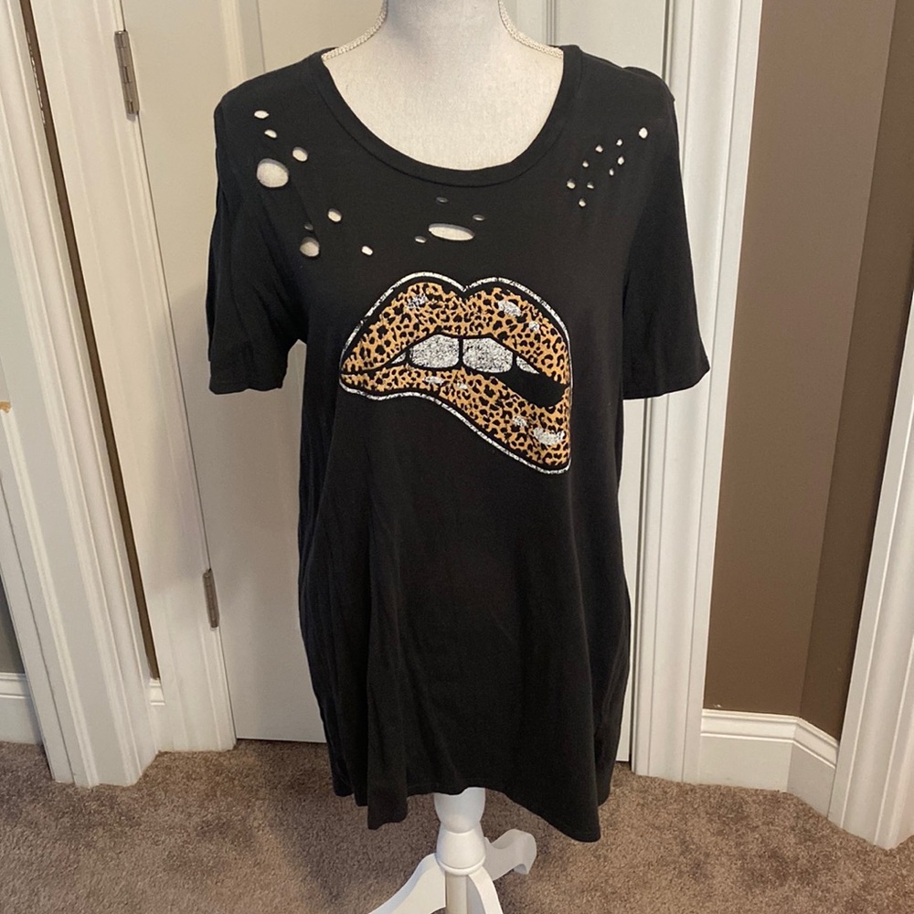 Distresses Leopard Lip Tee ✨